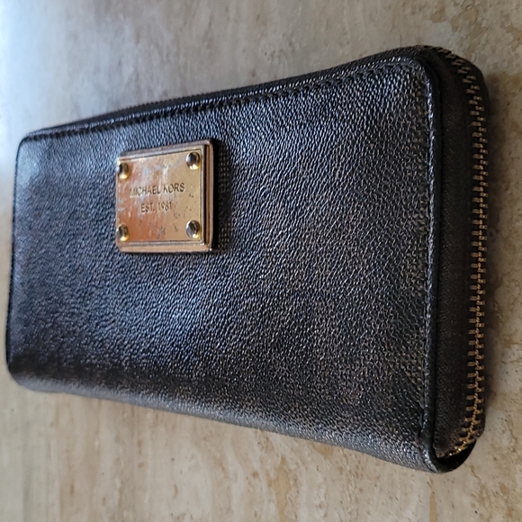 Michael Kors Signature Wallet - Picture 10 of 16